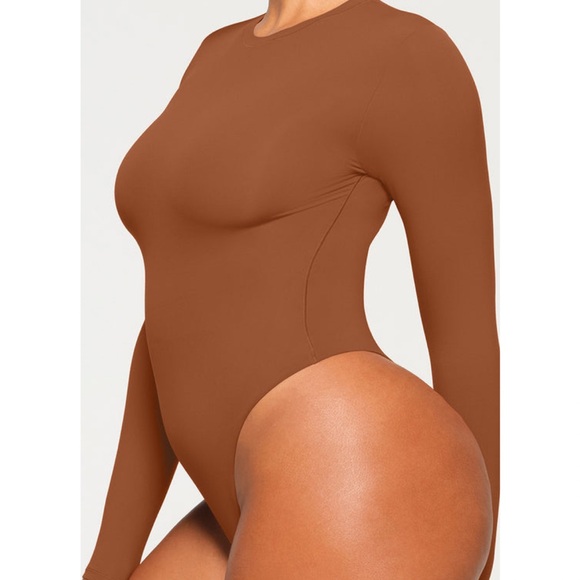SKIMS Fits Everybody - Long Sleeve Crewneck Bodysuit - Picture 3 of 9